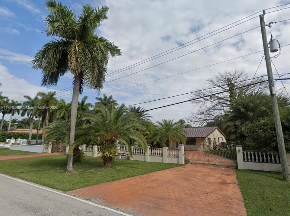 Charming Home for Sale in Prime Miami Location.
Discover this well-located single-family home in the heart of West Miami-Dade. Situated on a spacious lot, this property offers excellent potential for homeowners or investors alike. Featuring a generous layout with ample, large living areas, and a comfortable backyard, it’s perfect for entertaining or relaxing. Enjoy the convenience of nearby highways, shopping, dining, and great schools. Minutes from Belen Jesuit school. No HOA and plenty of parking make this a rare find in a high-demand area.