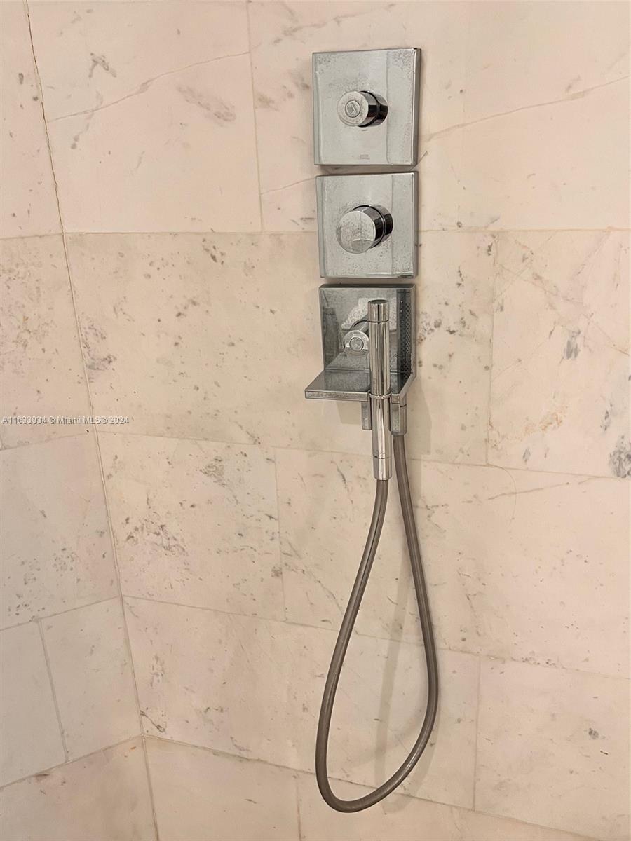 THREE TEQUESTA POINT COND - Residential