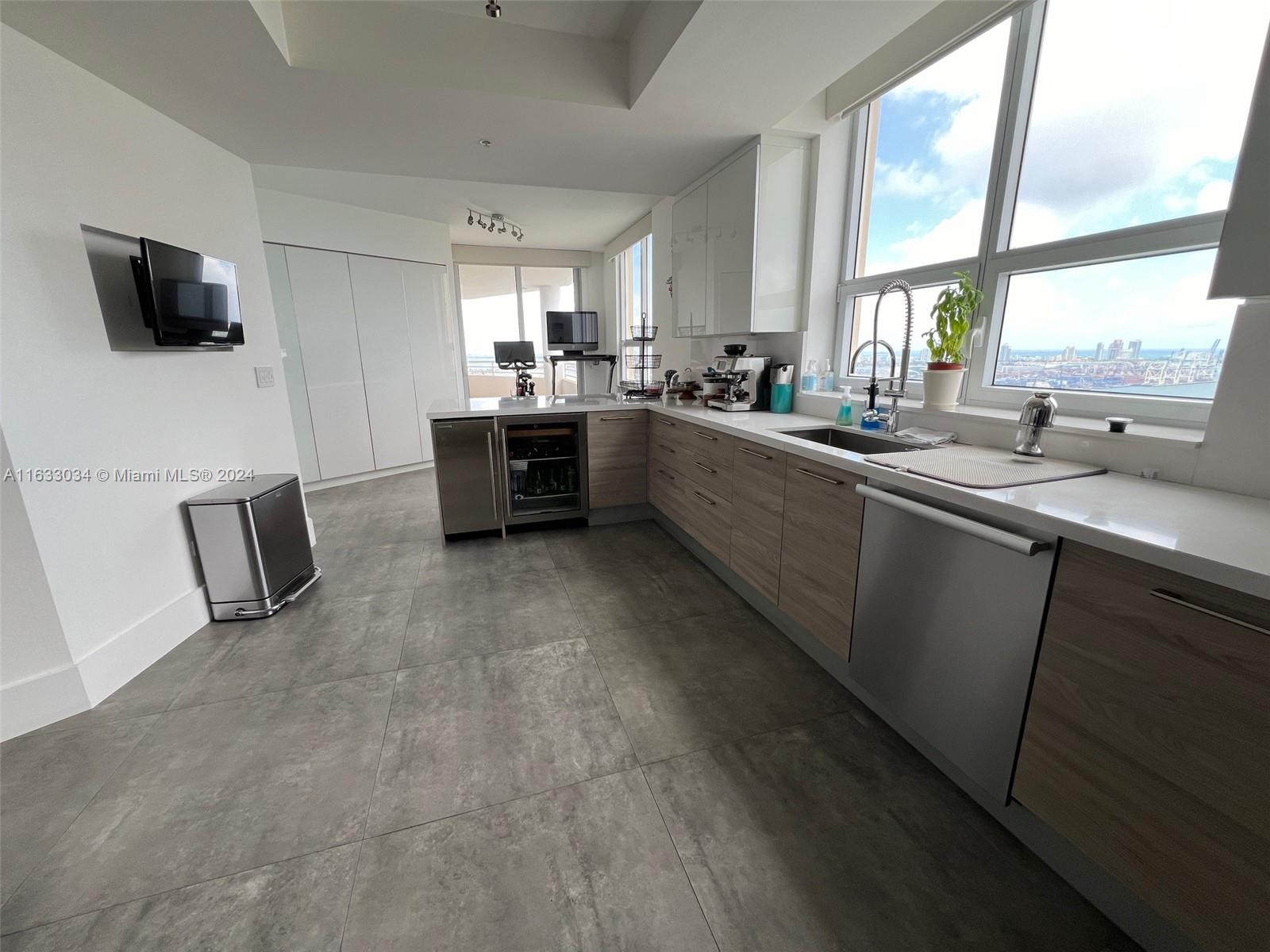 THREE TEQUESTA POINT COND - Residential