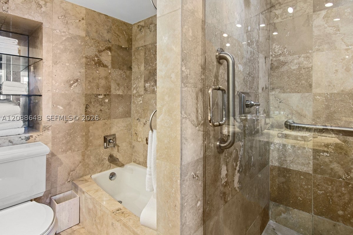 100 LINCOLN RD 748