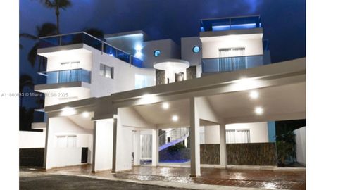 Photo of Los Corales Los Corales #101, Coral Gables, LA (MLS # A11860093)