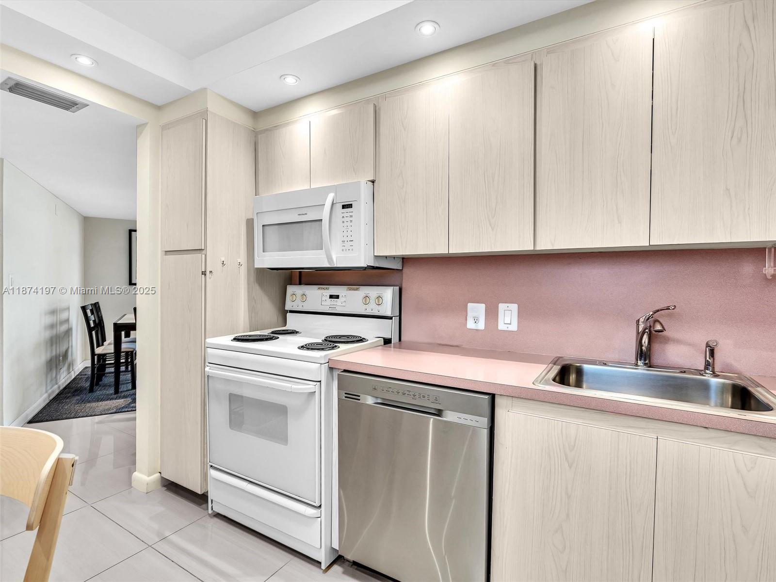 BISCAYA IV CONDO - Residential