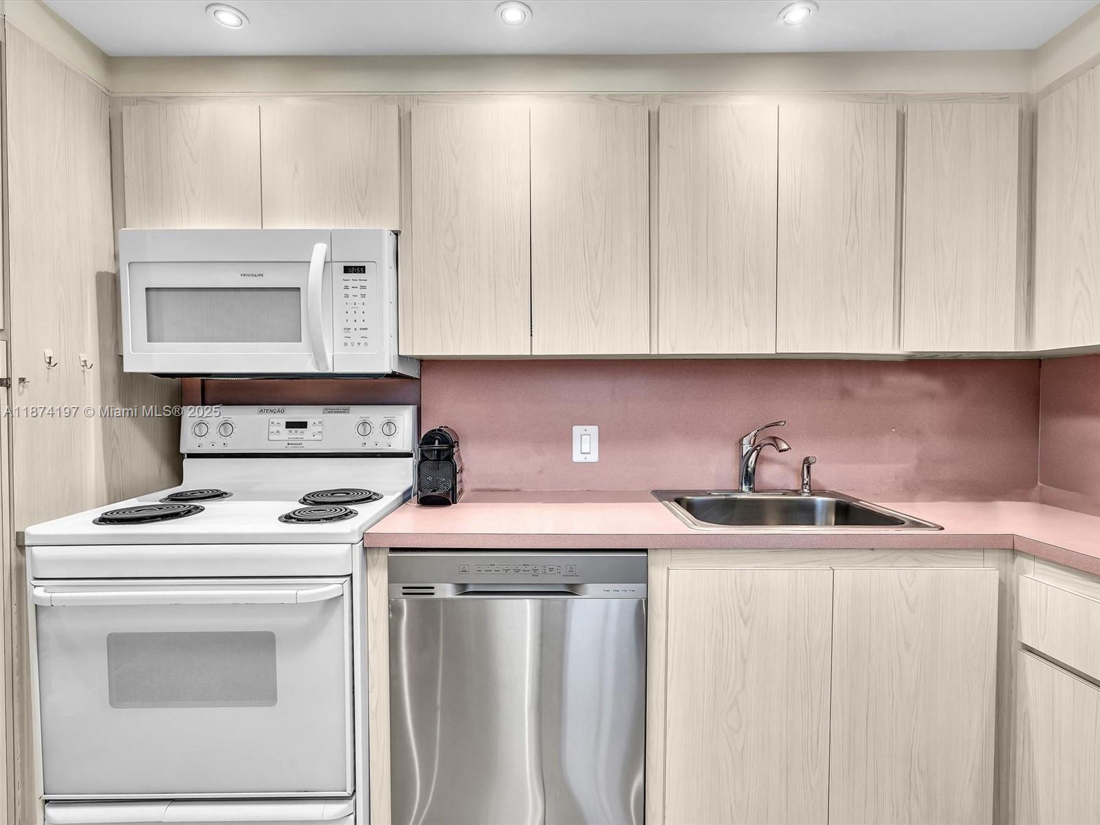 BISCAYA IV CONDO - Residential