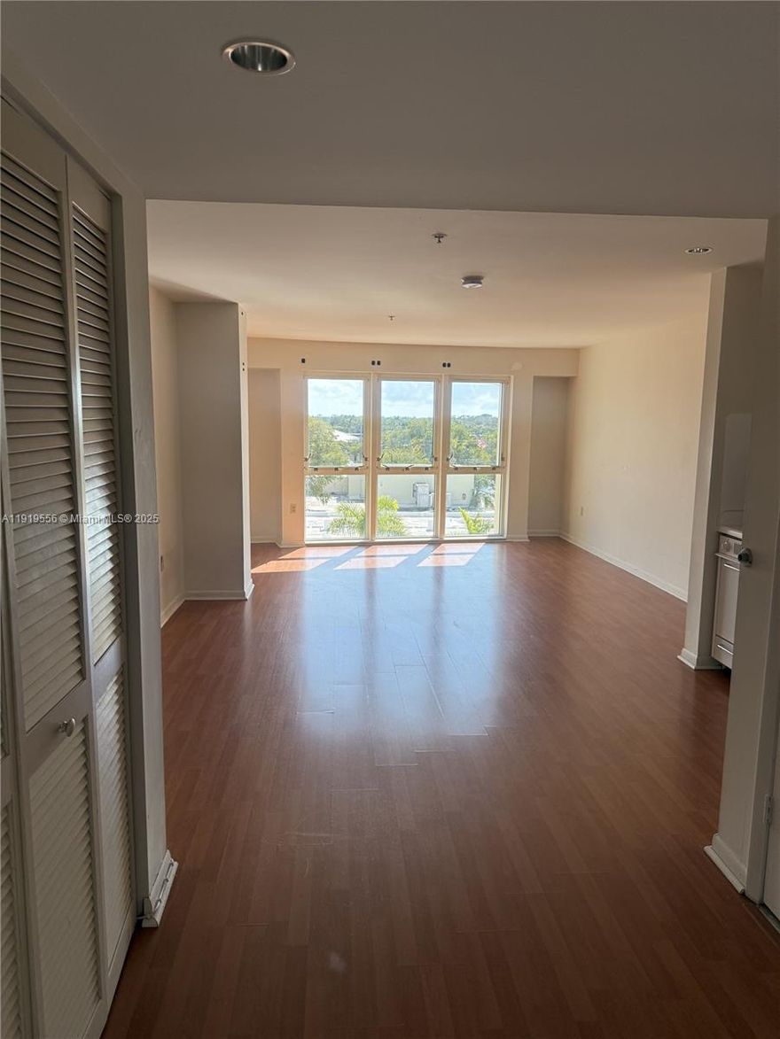 Charming studio in the heart of South Miami, steps away from shops, dinning and public transport. Perfect for city living with easy access to everything. Water, trash, sewer, and maintenance included, parking sports available for a monthly fee. Available now! Easy and rapid approval.