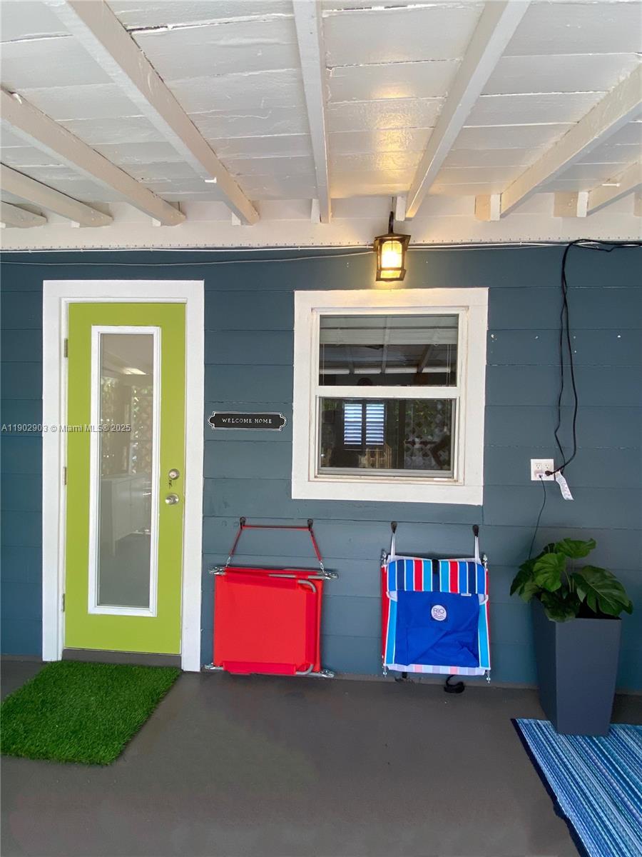 Beautiful Furnished Studio in Victoria Park! Located just a few blocks away from Las Olas Blvd and Holiday Park. All utilities are included plus a full-size Washer & Dryer. This property is detached from the main home so the entryway is thru the back alley which also includes a private and separate patio area. Decored with charming details that makes it very cozy and enjoyable... Available now! Schedule your showing today!!!
