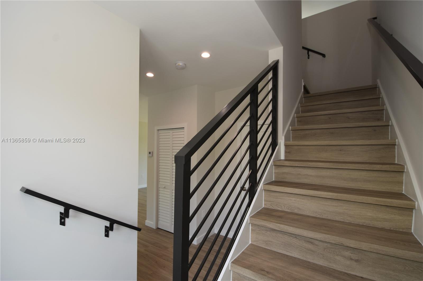 LEISURE TOWNHOUSES CONDO - Residential