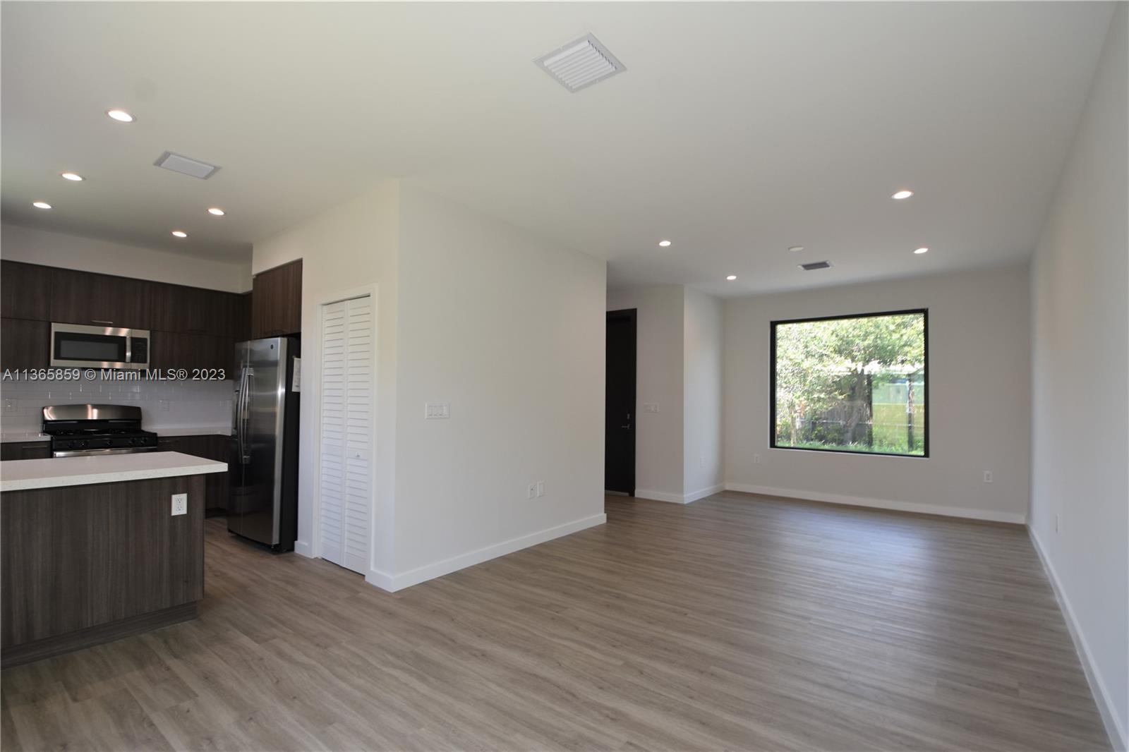 LEISURE TOWNHOUSES CONDO - Residential