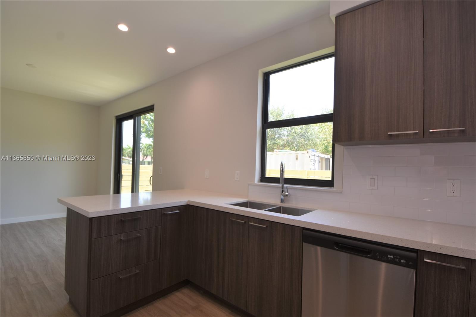 LEISURE TOWNHOUSES CONDO - Residential