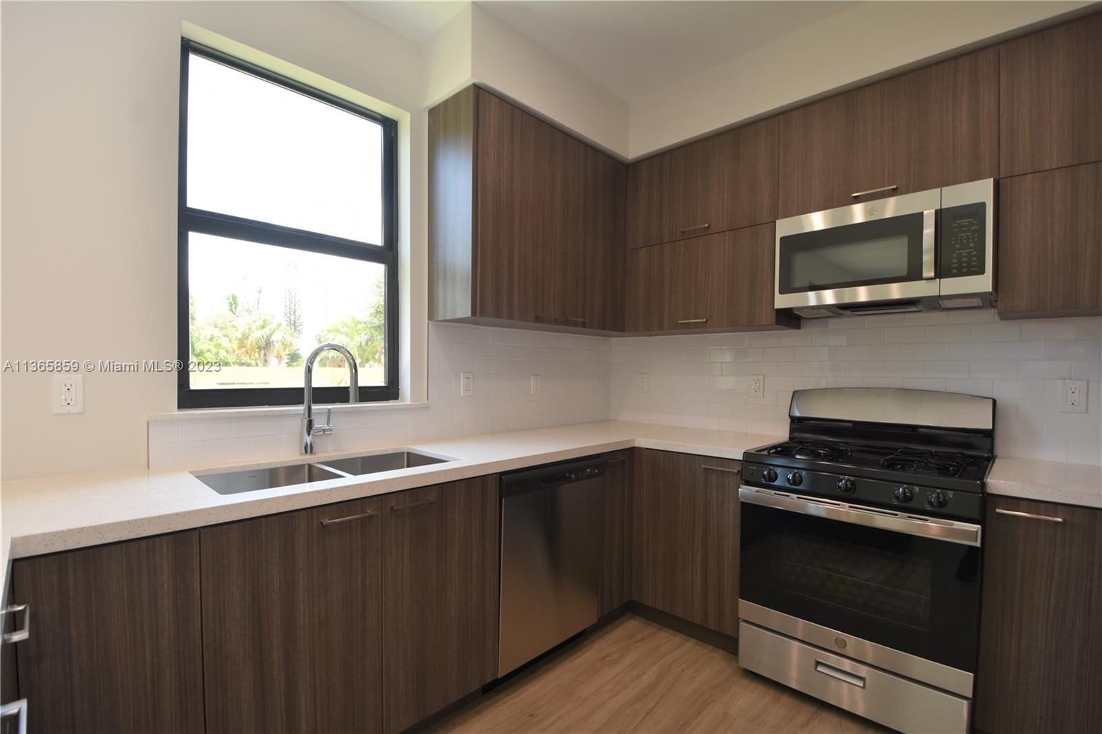 LEISURE TOWNHOUSES CONDO - Residential