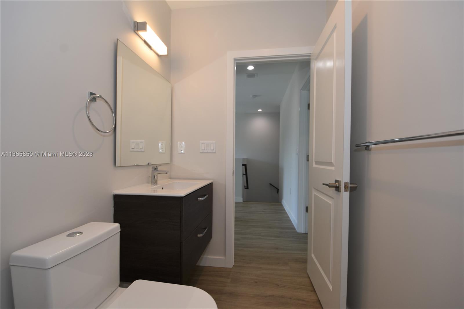 LEISURE TOWNHOUSES CONDO - Residential