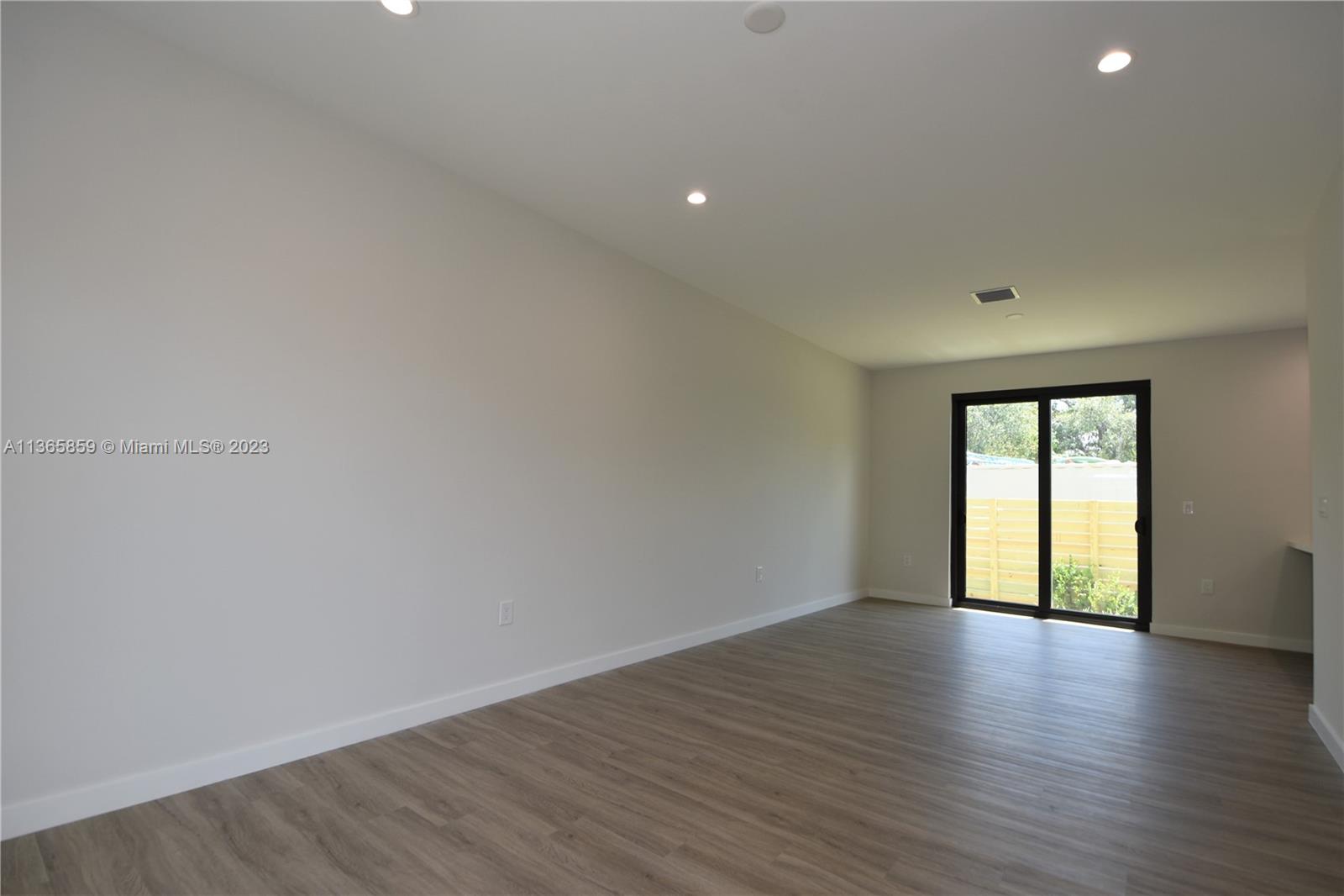 LEISURE TOWNHOUSES CONDO - Residential