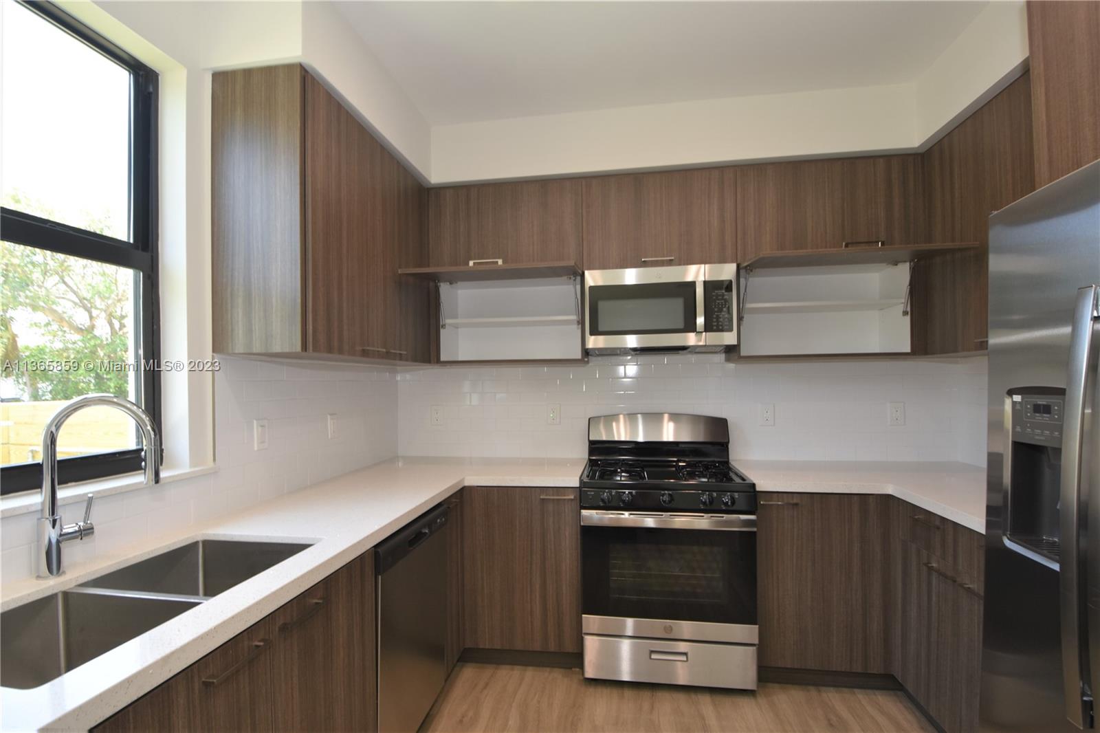 LEISURE TOWNHOUSES CONDO - Residential