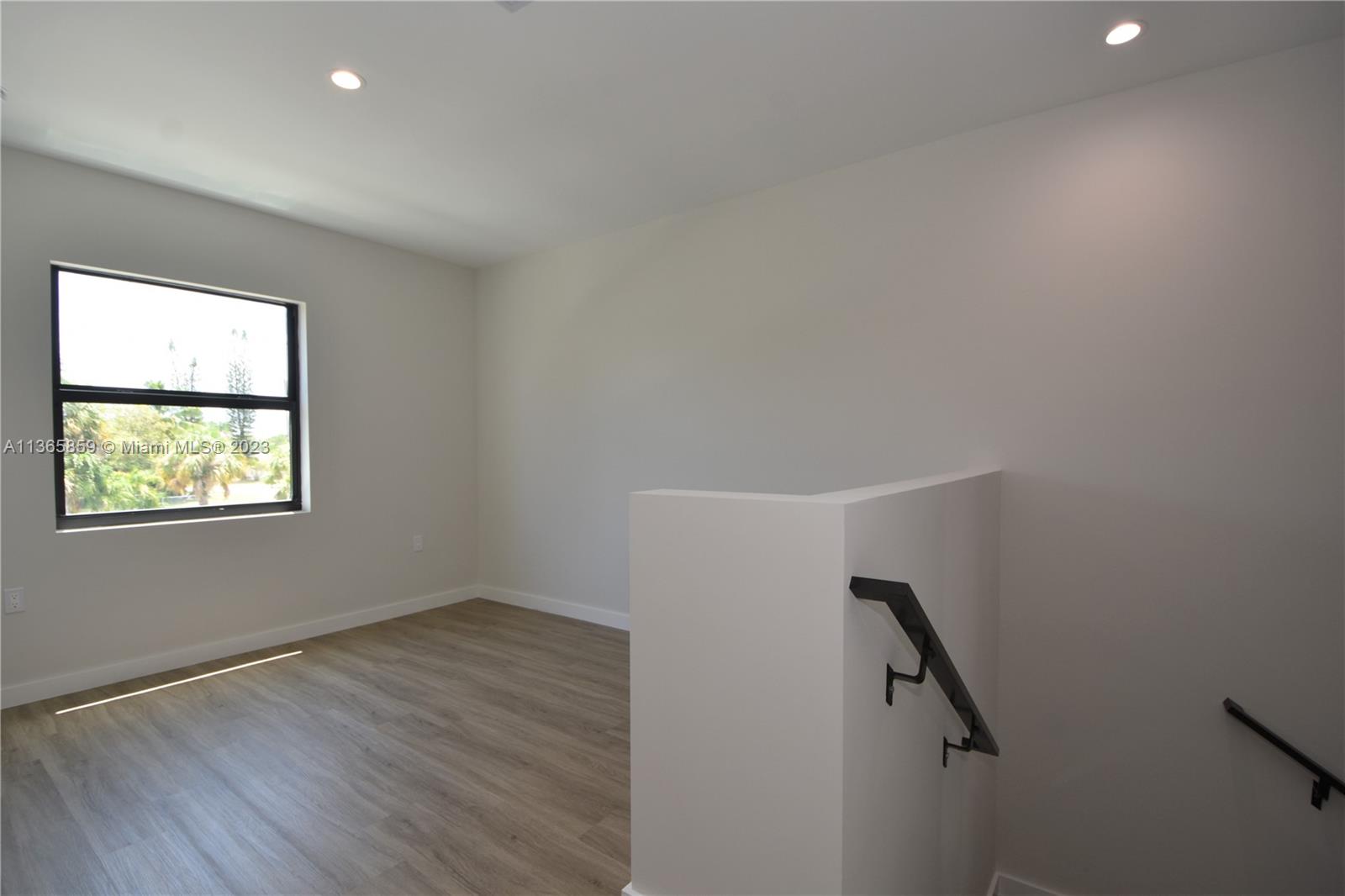 LEISURE TOWNHOUSES CONDO - Residential