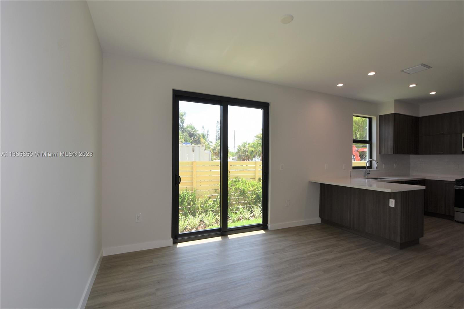 LEISURE TOWNHOUSES CONDO - Residential