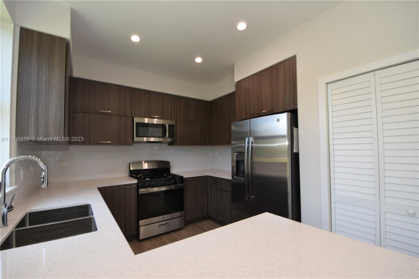LEISURE TOWNHOUSES CONDO - Residential