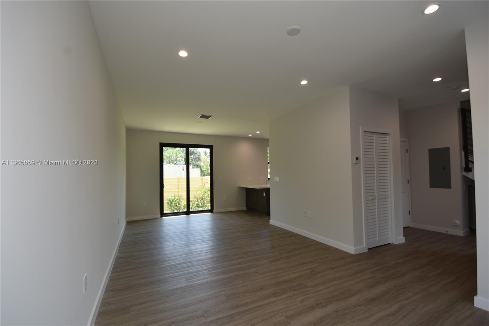 LEISURE TOWNHOUSES CONDO - Residential