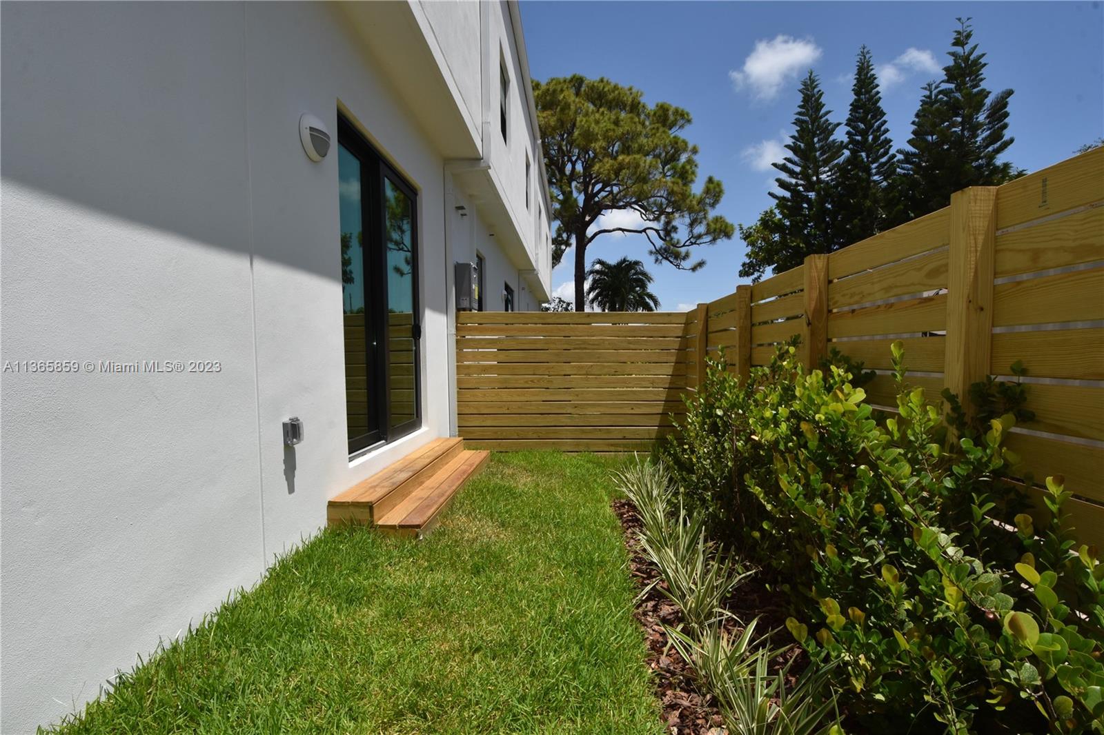 LEISURE TOWNHOUSES CONDO - Residential