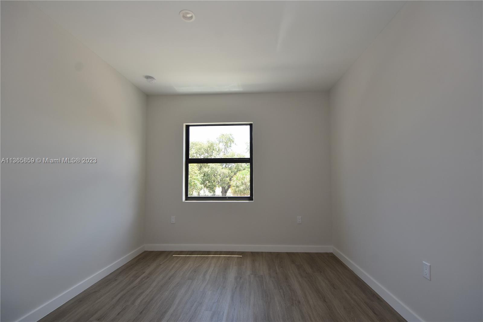 LEISURE TOWNHOUSES CONDO - Residential