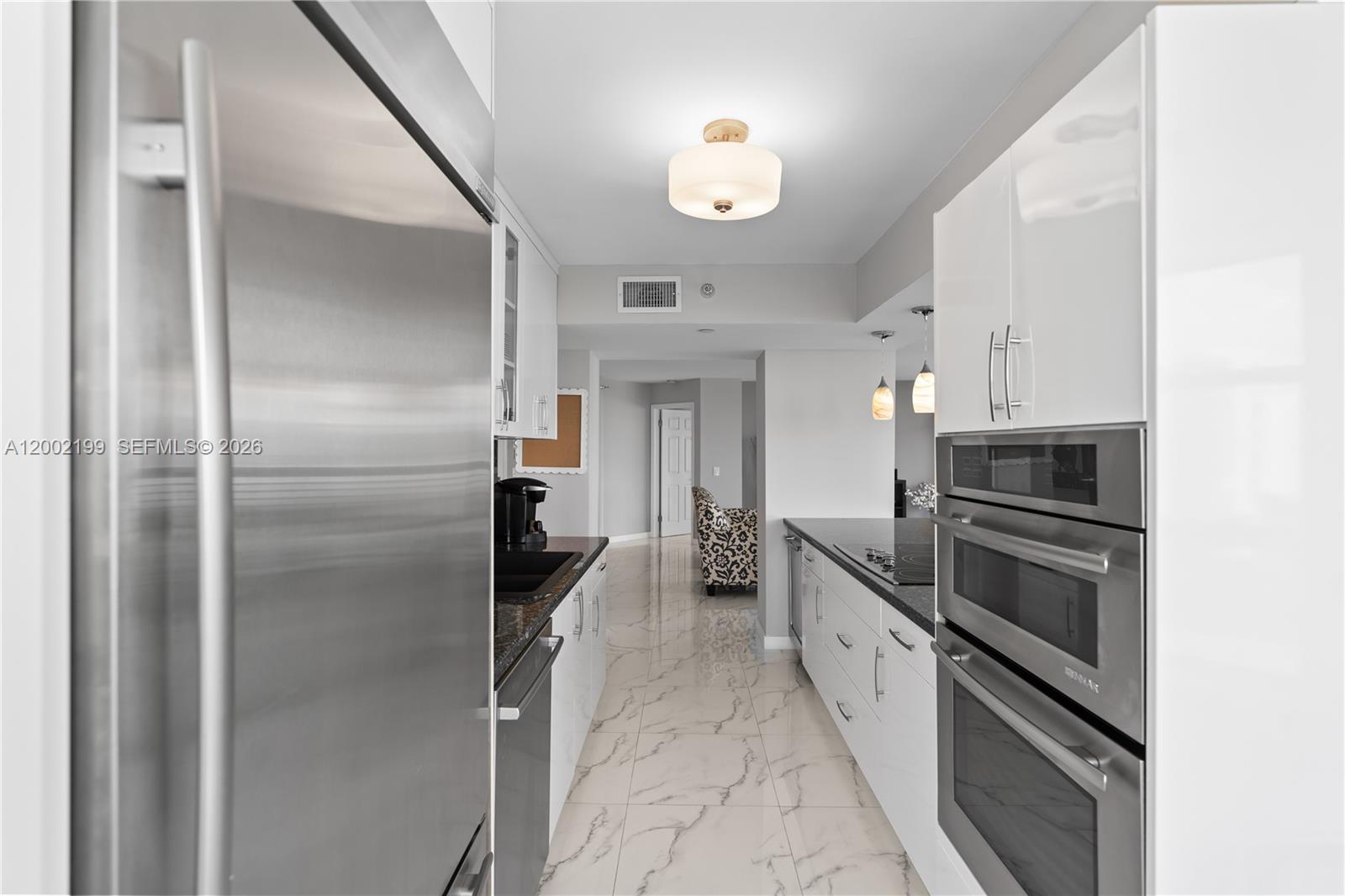 MYSTIC POINTE TOWER 400 C - Residential