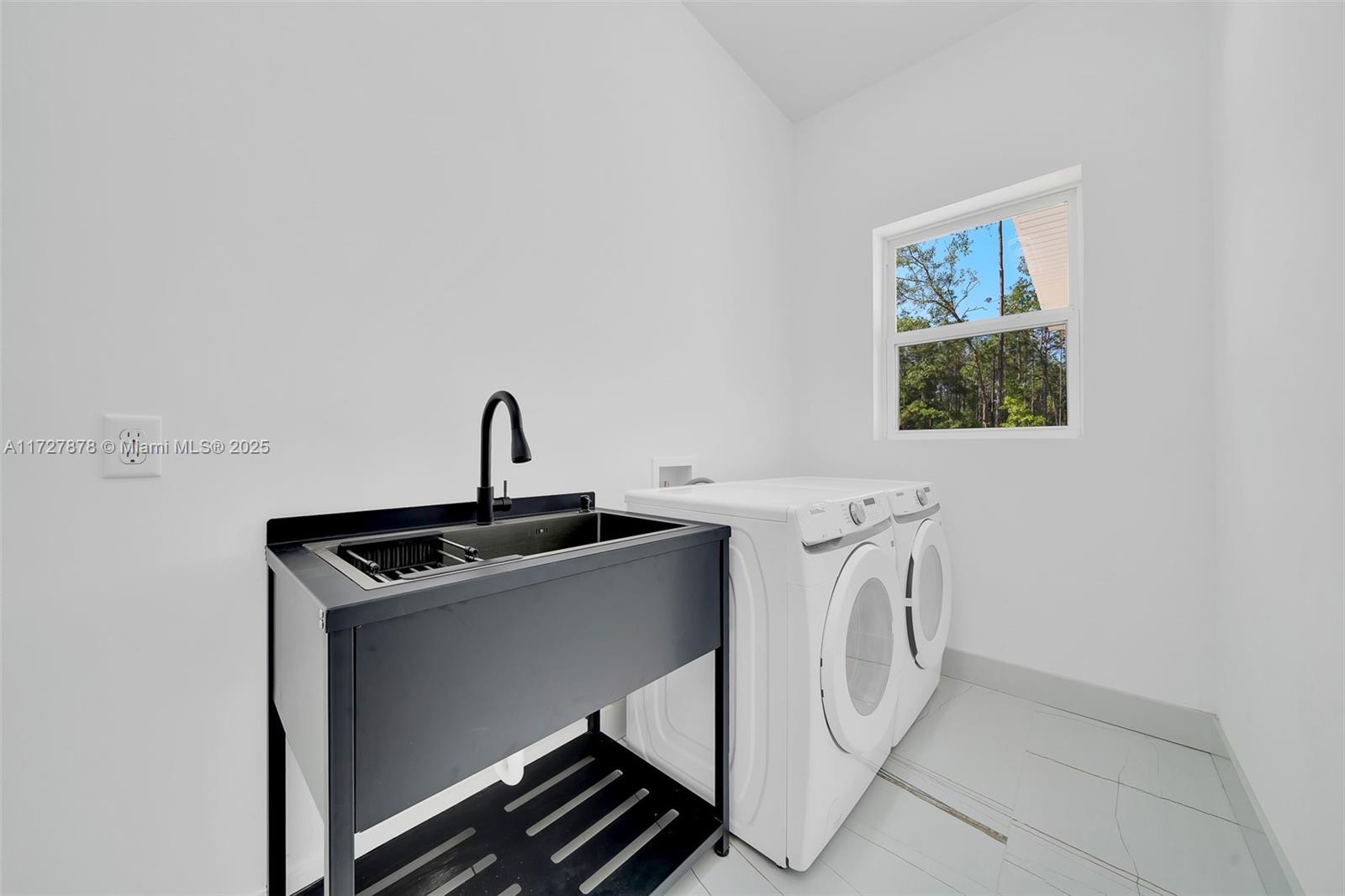 ROLLING HILLS - Residential