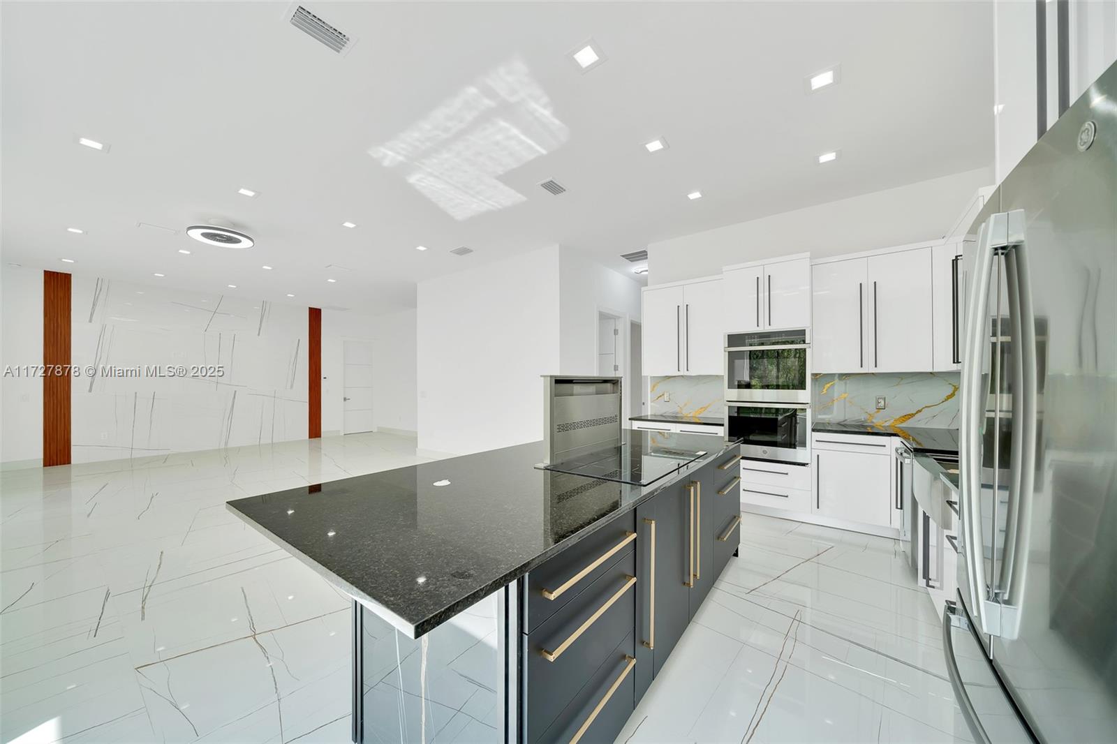 ROLLING HILLS - Residential