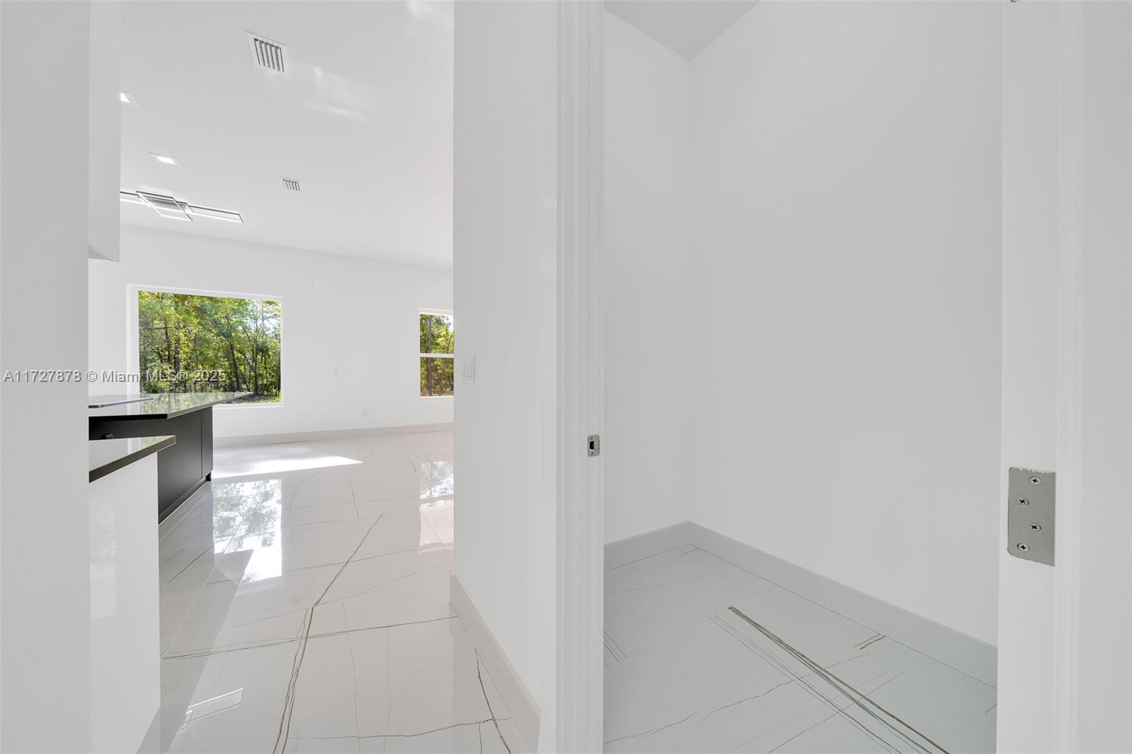 ROLLING HILLS - Residential