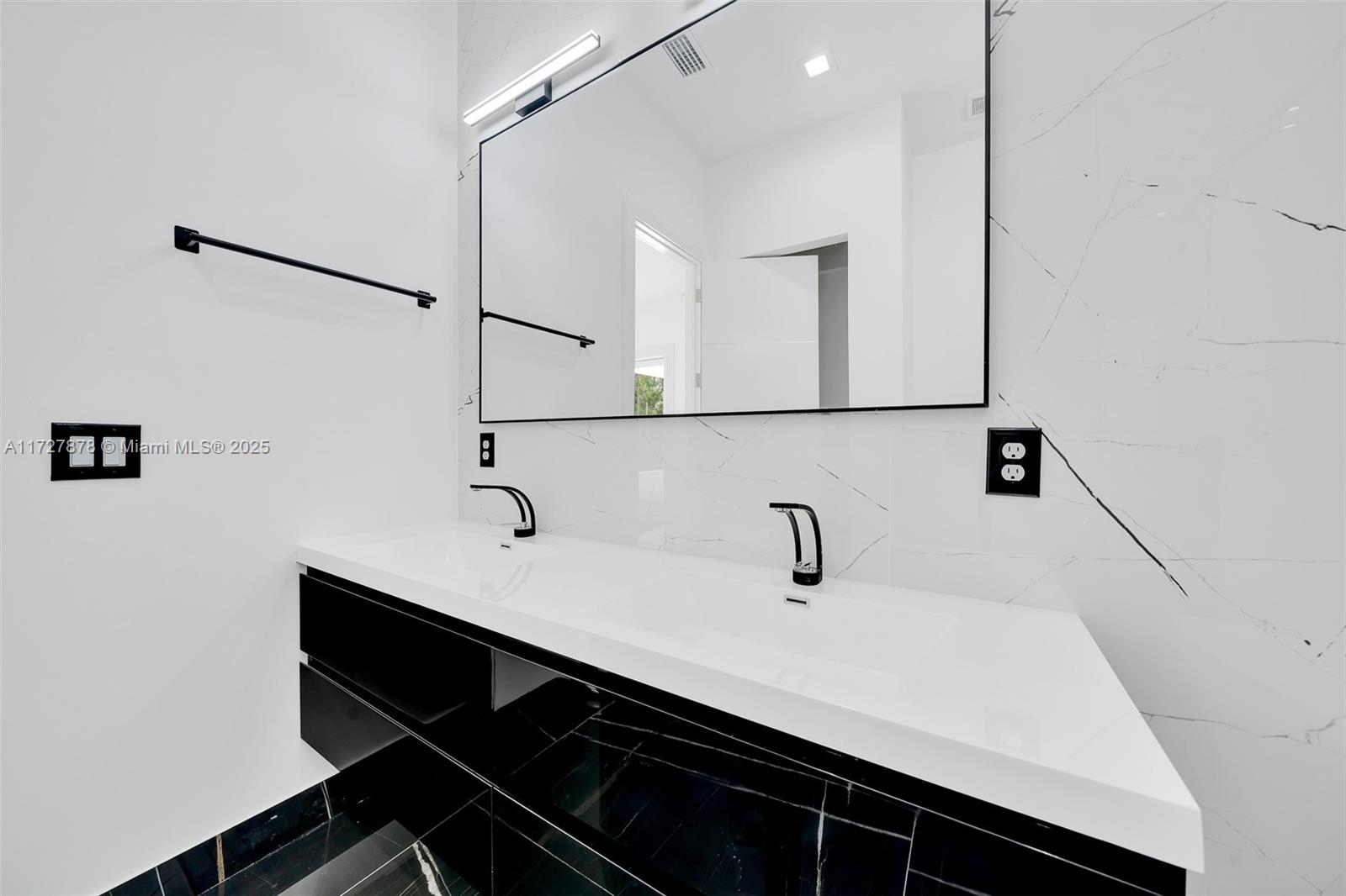 ROLLING HILLS - Residential