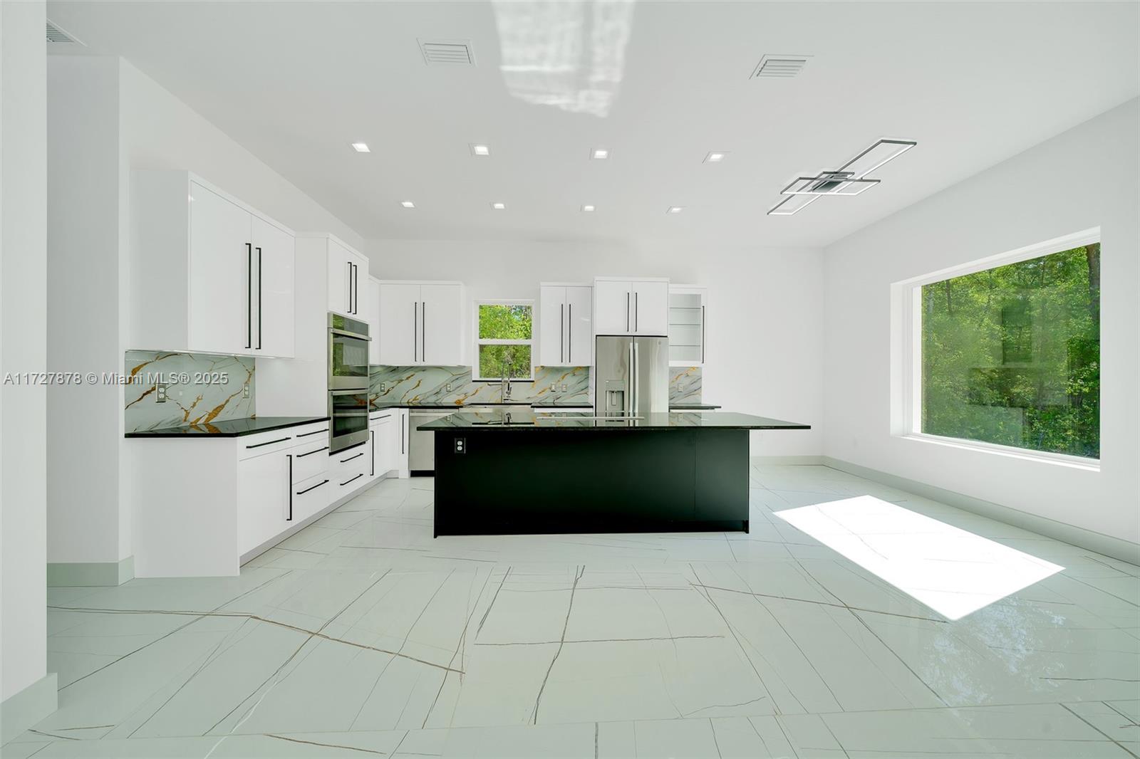 ROLLING HILLS - Residential