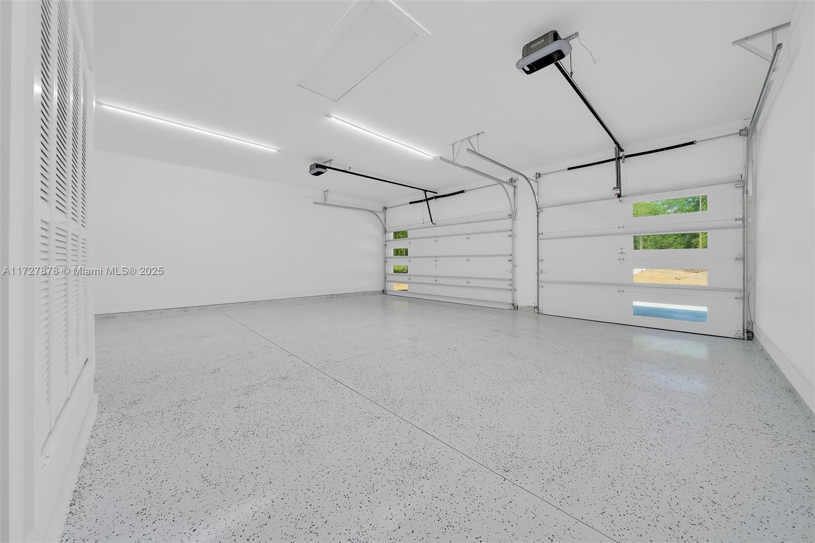 ROLLING HILLS - Residential