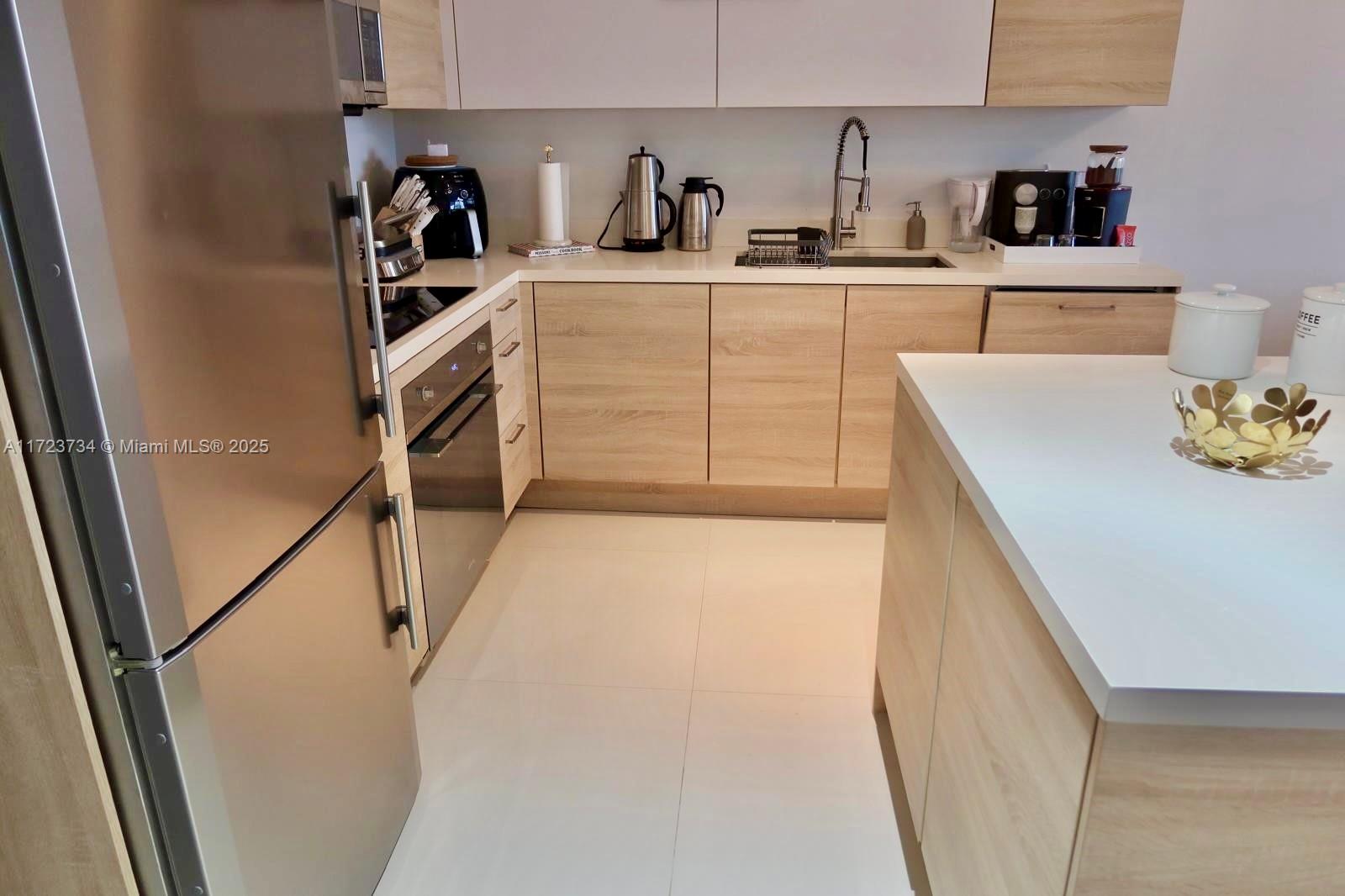 THE HARBOUR SOUTH CONDO - Residential