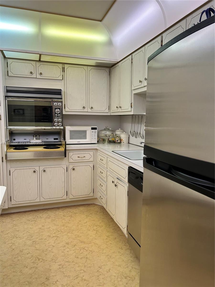 HEMISPHERES CONDO - Residential Lease