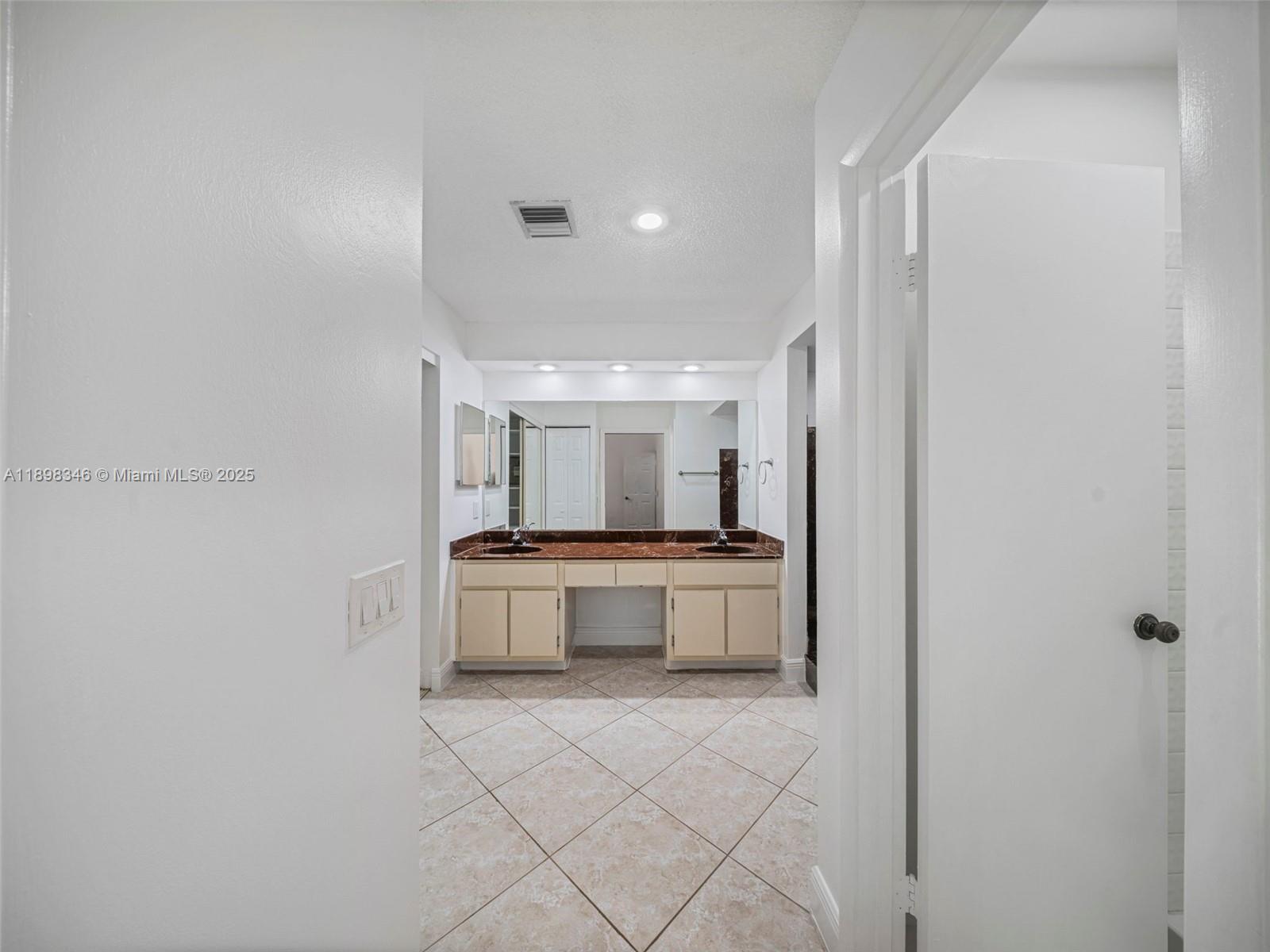 LAKES OF THE MEADOW SEC 4 - Residential Lease