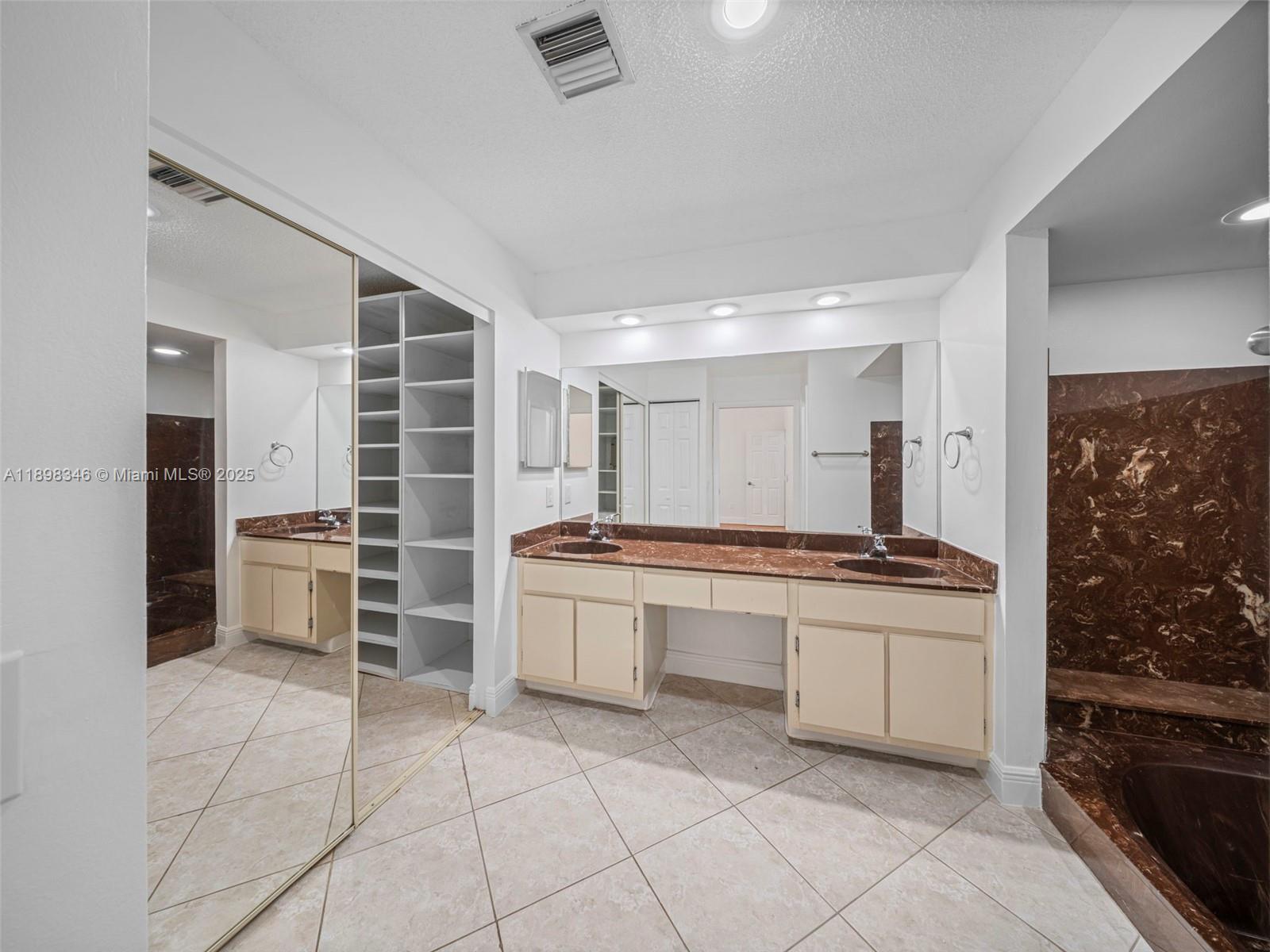 LAKES OF THE MEADOW SEC 4 - Residential Lease