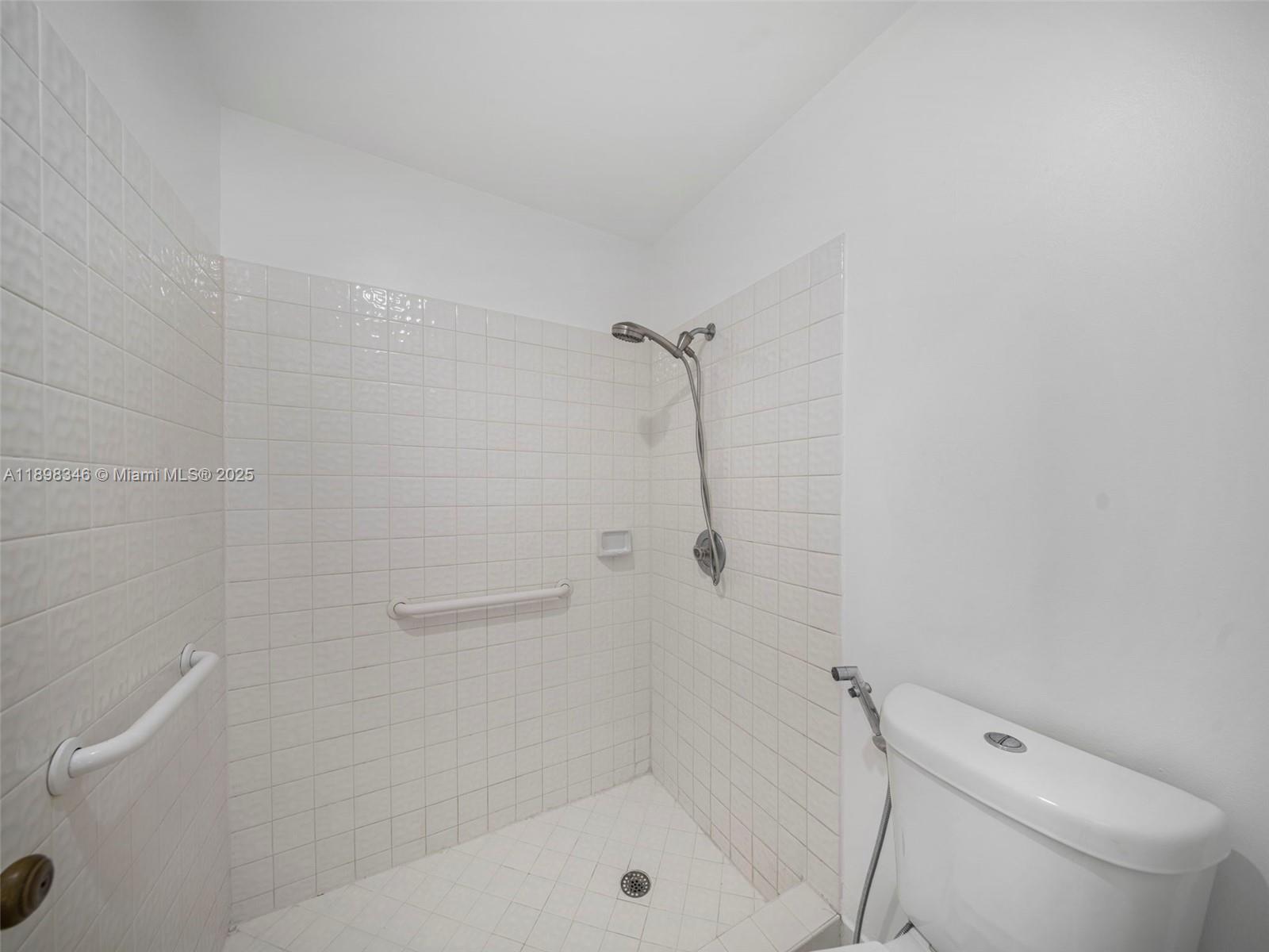 LAKES OF THE MEADOW SEC 4 - Residential Lease