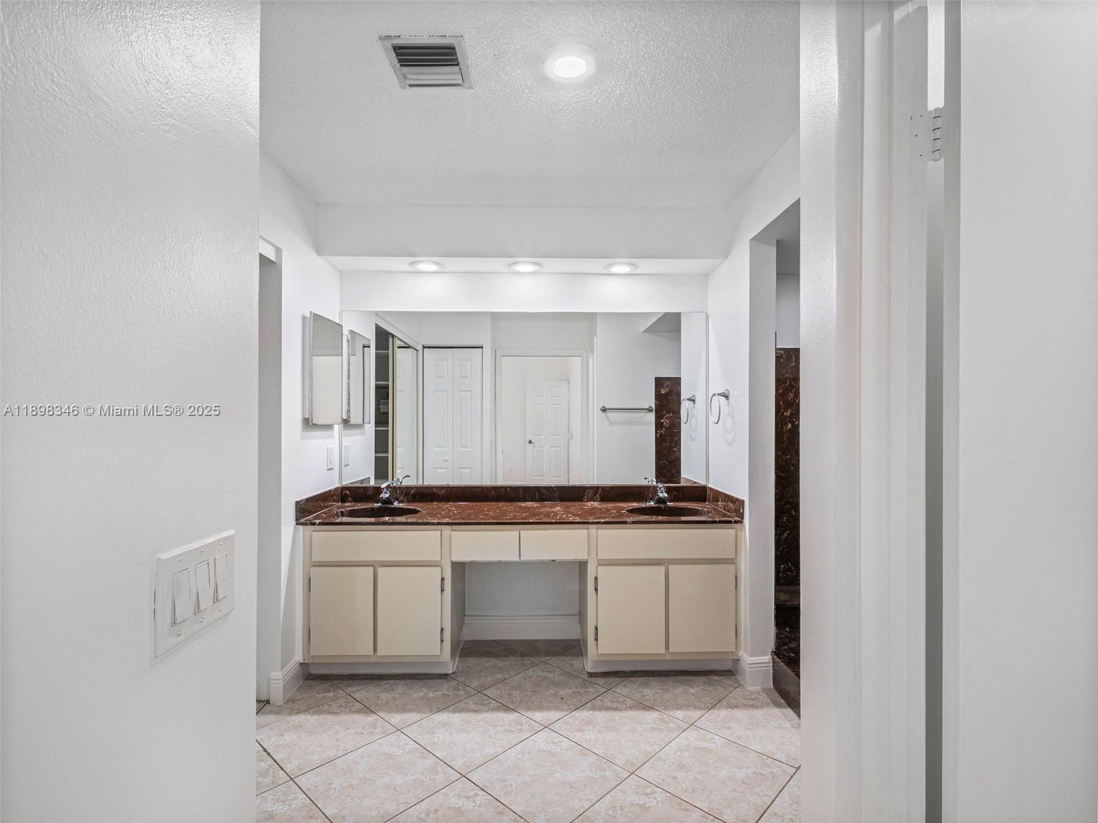 LAKES OF THE MEADOW SEC 4 - Residential Lease