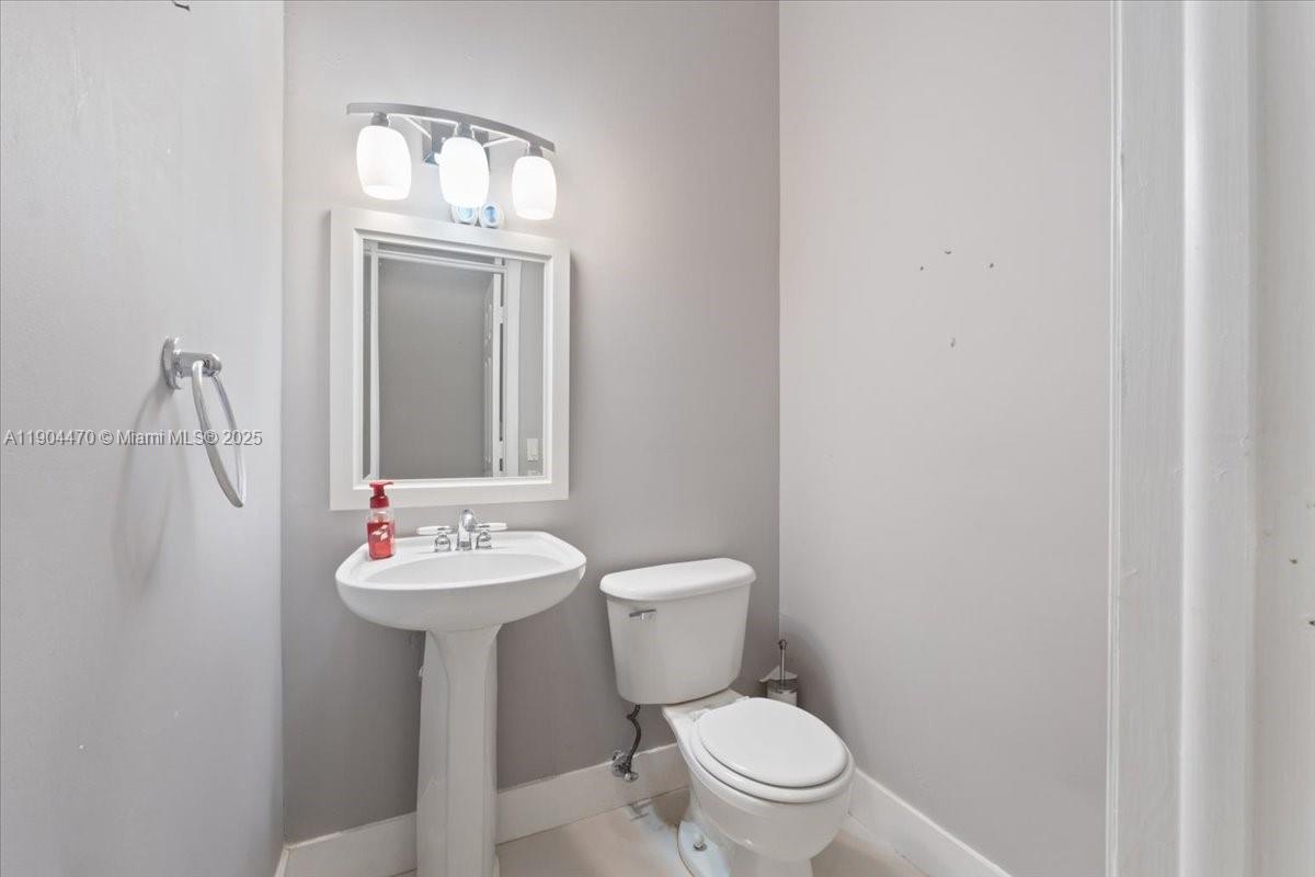 EIGHTH ADDN TO ROYAL OAKS - Residential Lease