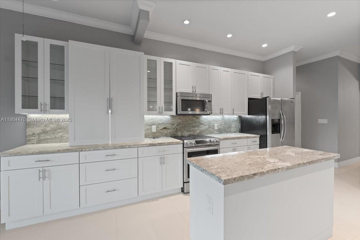 EIGHTH ADDN TO ROYAL OAKS - Residential Lease