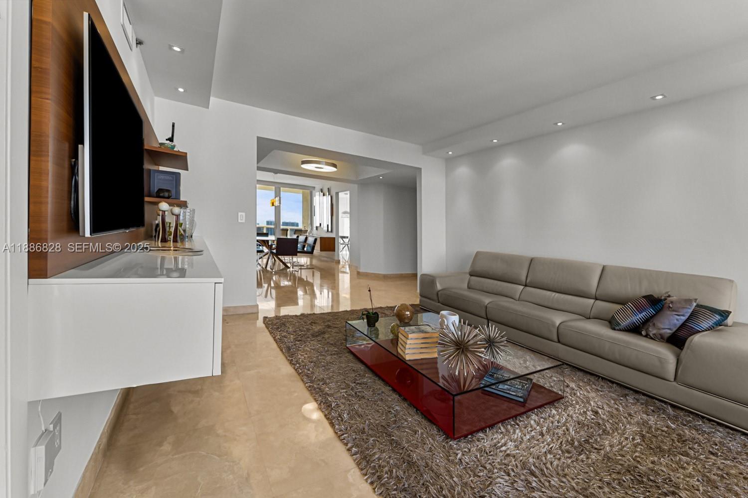 19333 Collins Ave 2607