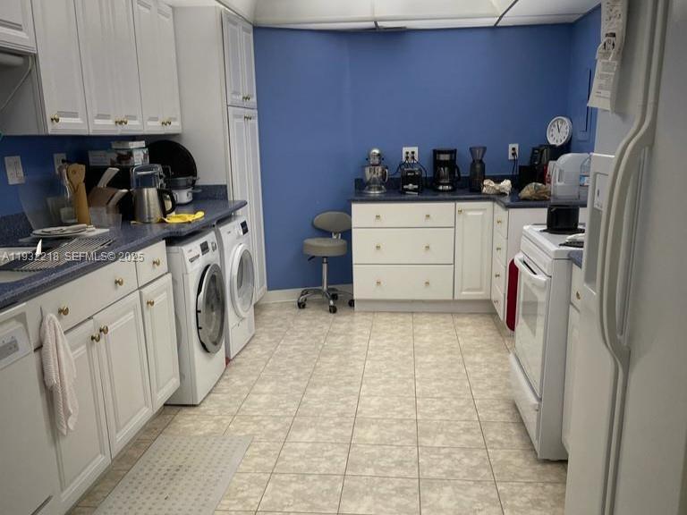 TOWERS OF KEY BISCAYNE CO - Residential