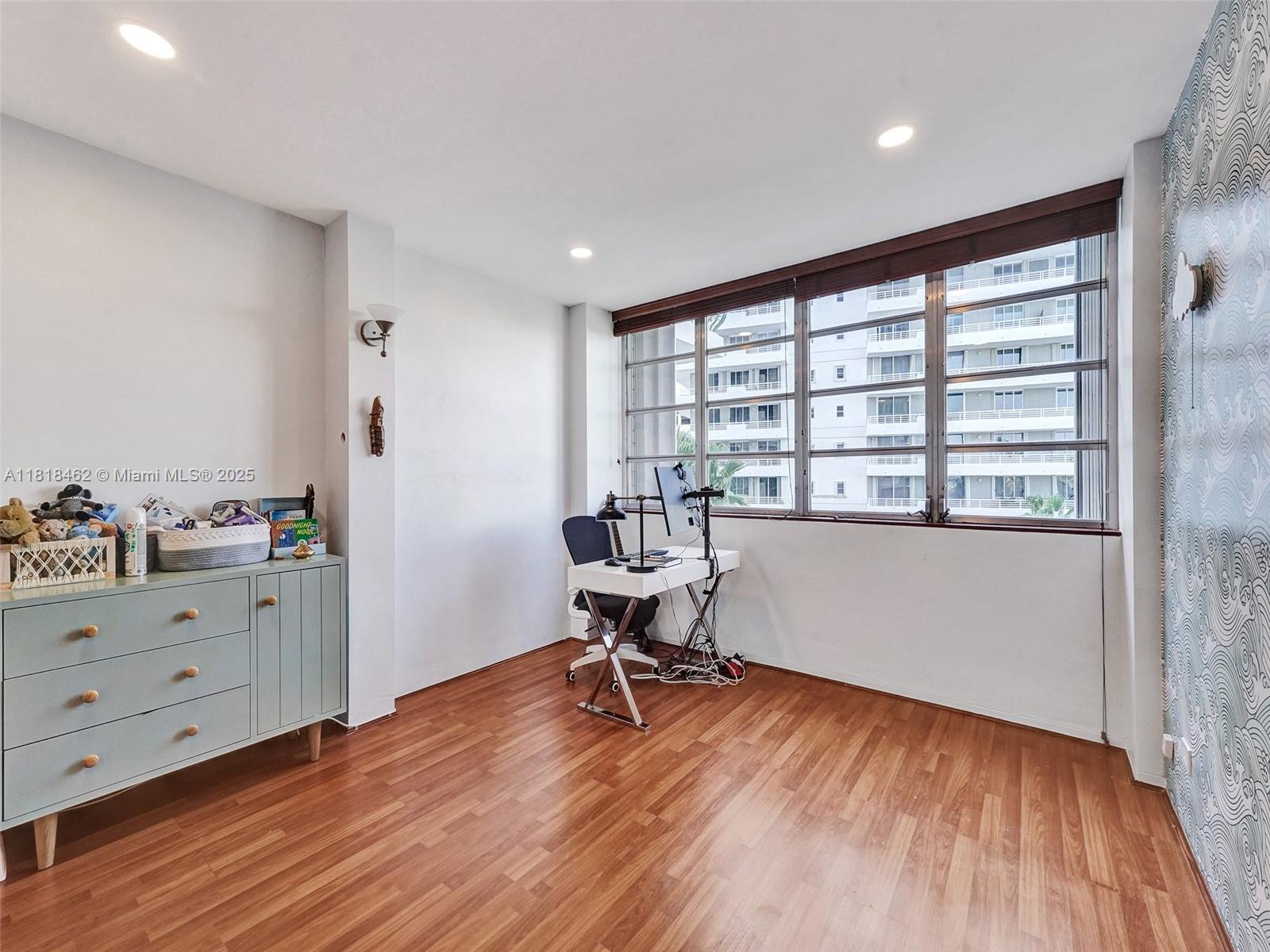 BRICKELL BAY TOWER CONDO - Residential