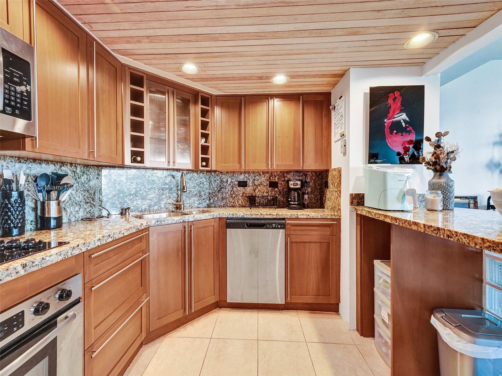 BRICKELL BAY TOWER CONDO - Residential