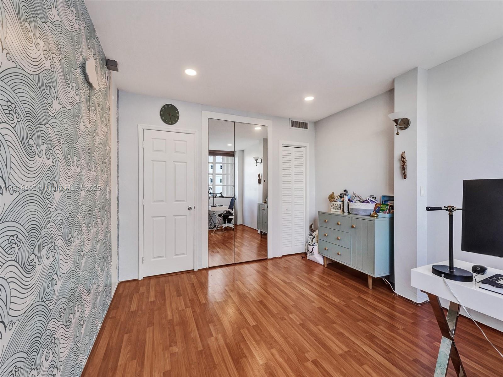 BRICKELL BAY TOWER CONDO - Residential