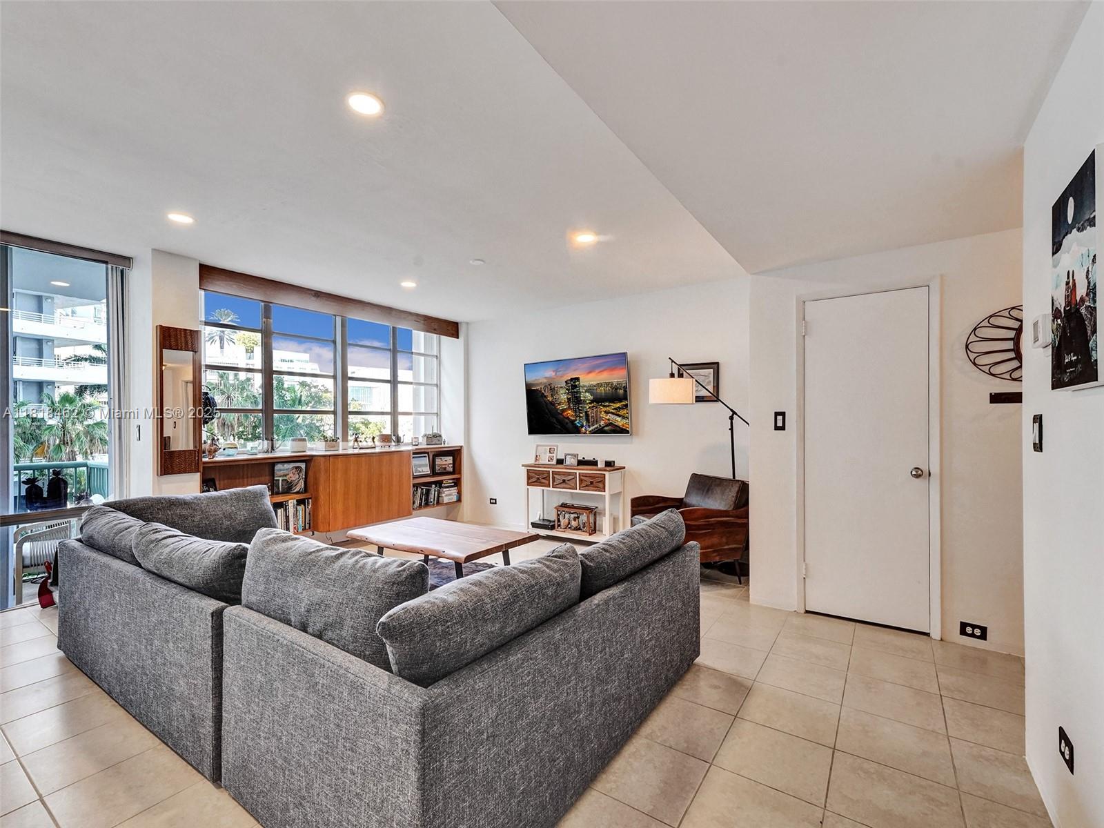 BRICKELL BAY TOWER CONDO - Residential