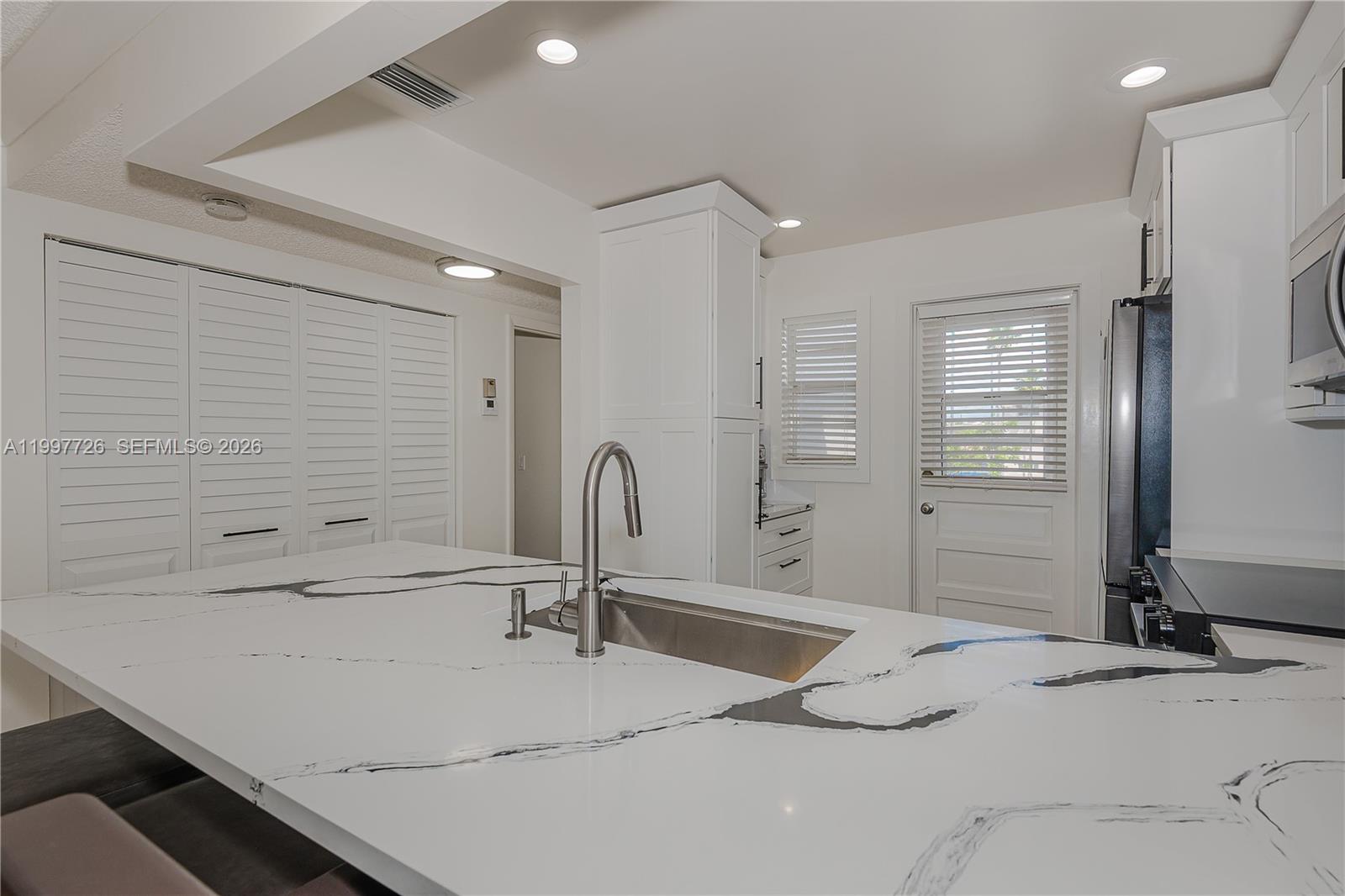 ARROWHEAD CONDO NO V - Residential