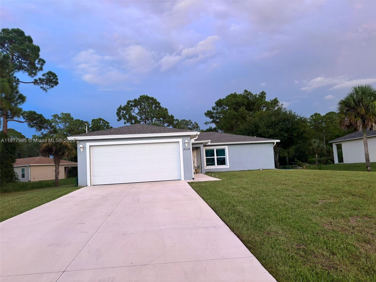 Excellent opportunity in LaBelle for those looking for a property with great growth potential in southwest Florida. Located in an area of constant development, this home combines strategic location, tranquility, and market appeal. Ideal as a long-term rental, vacation property, or purchase for future appreciation, it offers quick access to LaBelle's main roads, shops, and services. A solid investment in a growing community within Hendry County.