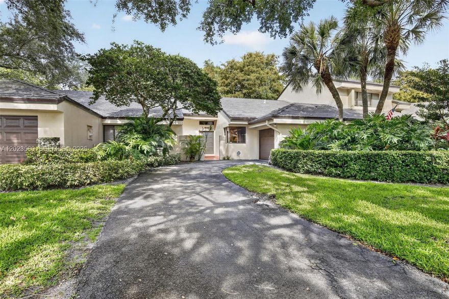 Just over 1,200 sq ft of open living space in this spacious 2BR/2BA villa with 1-car garage located in desirable Chelsea III. Roof (2020) and water heater (2023) both were replaced. Neutral laminate flooring runs throughout most of the home. Large family room offers the perfect setup for entertaining. Kitchen features nice amount of countertop space and wood cabinetry. Spacious primary suite with vaulted ceilings, walk-in closet, and updated bathroom with oversized shower and sitting bench. Generous secondary bedroom and screened-in patio perfect for relaxing outdoors. Just a short walk to the community pool and all of Central Park’s incredible amenities including pickleball, tennis, playground, soccer, baseball, and more.