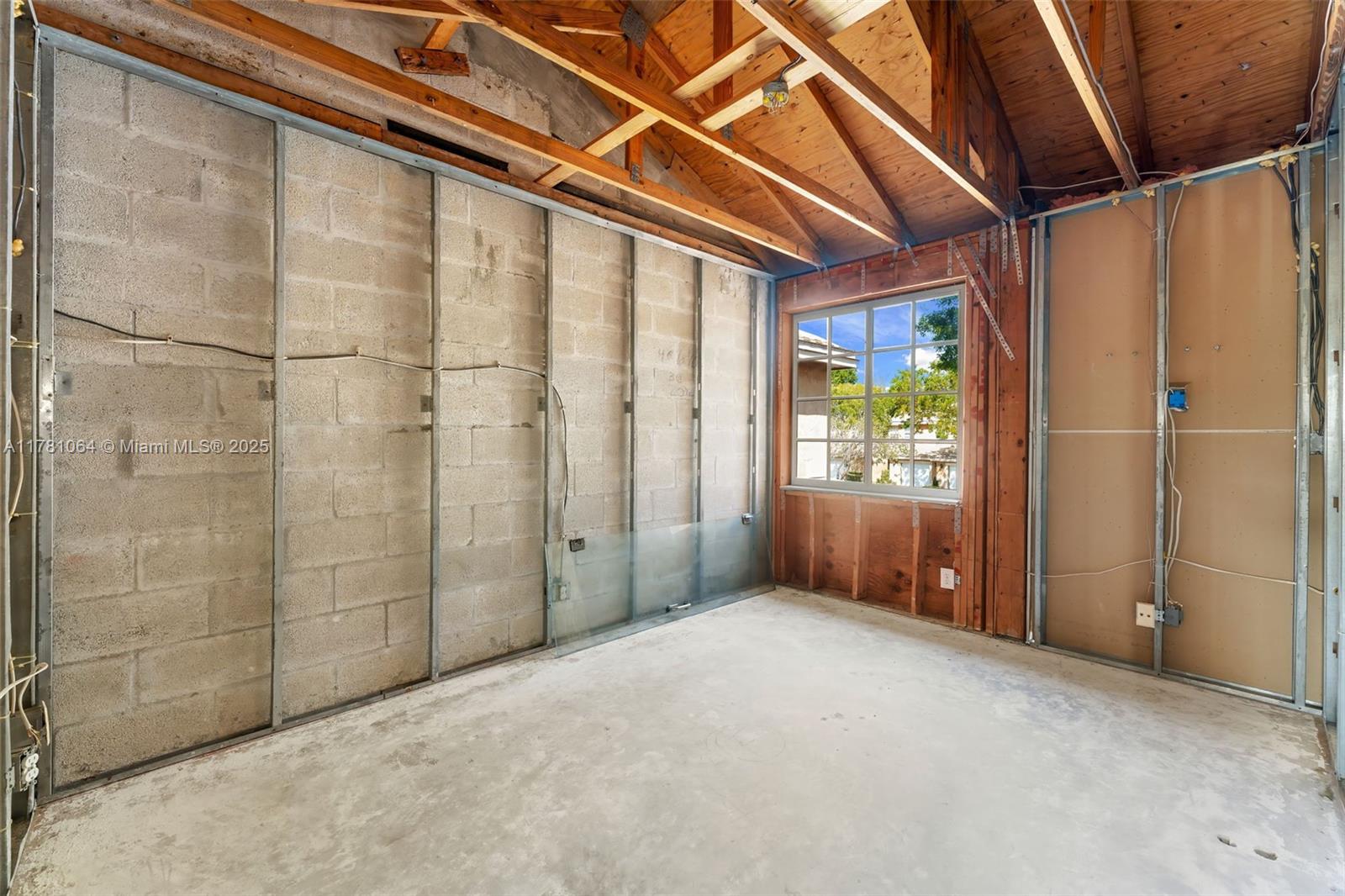 ADDISON COURT - Residential