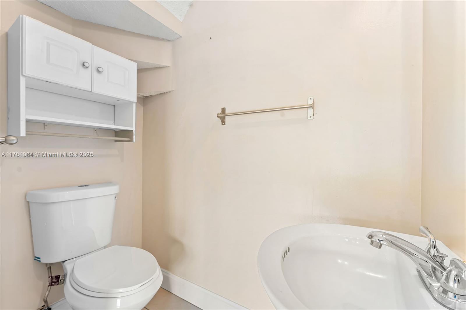 ADDISON COURT - Residential