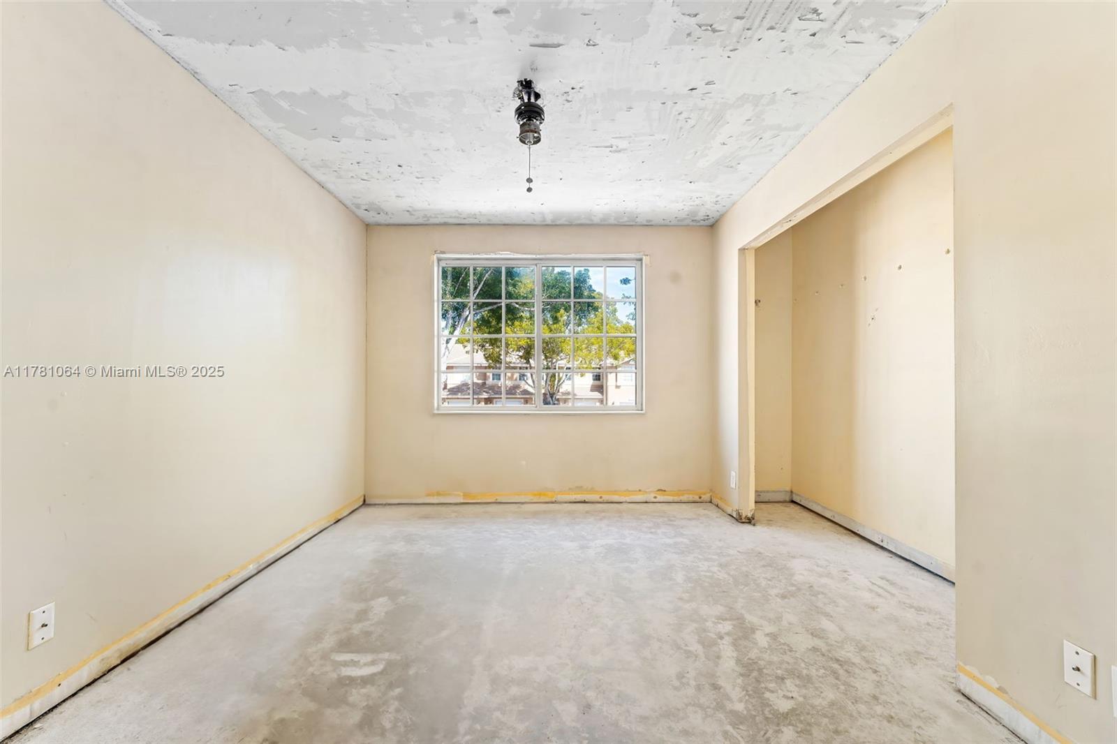 ADDISON COURT - Residential