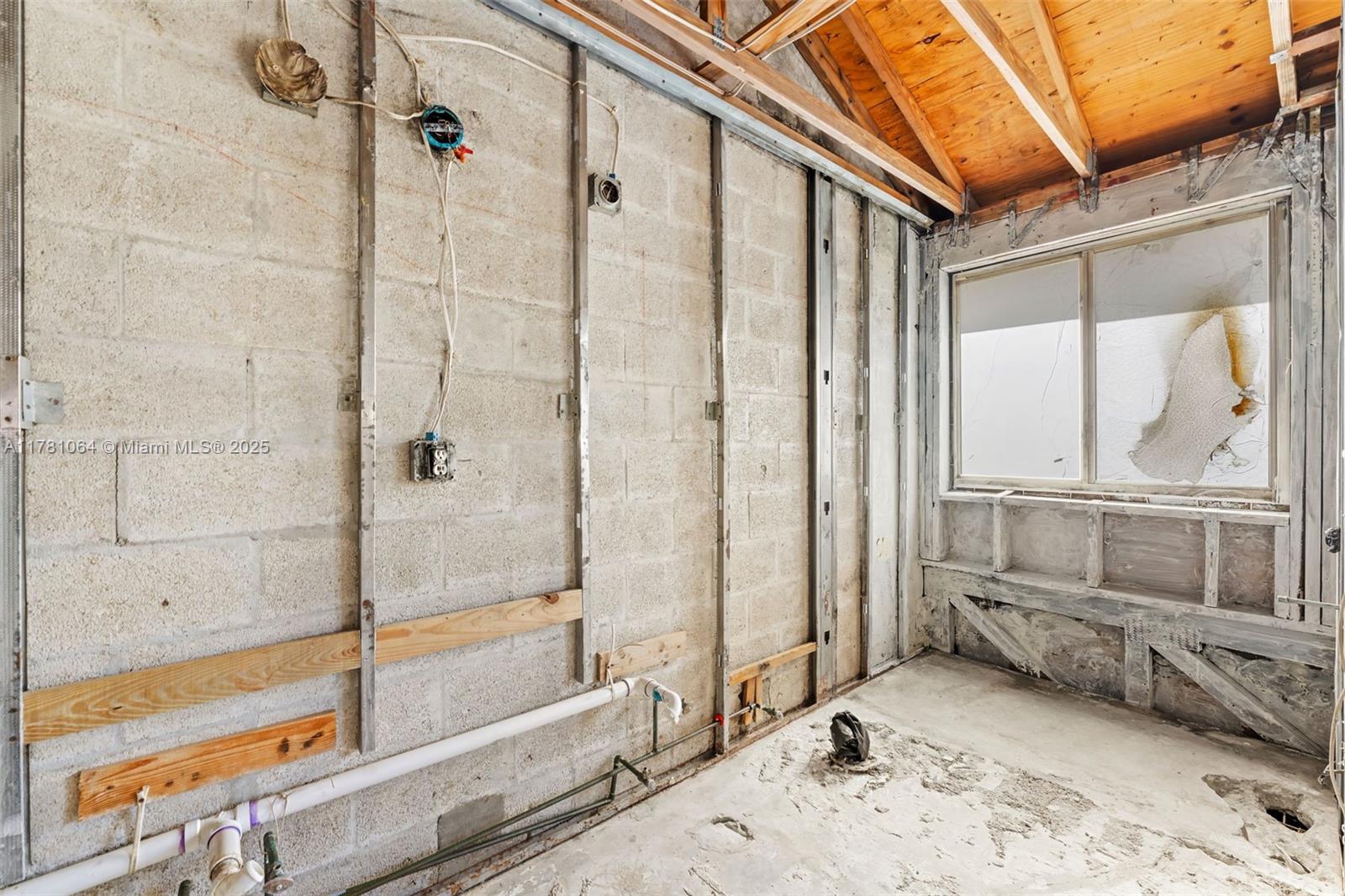 ADDISON COURT - Residential